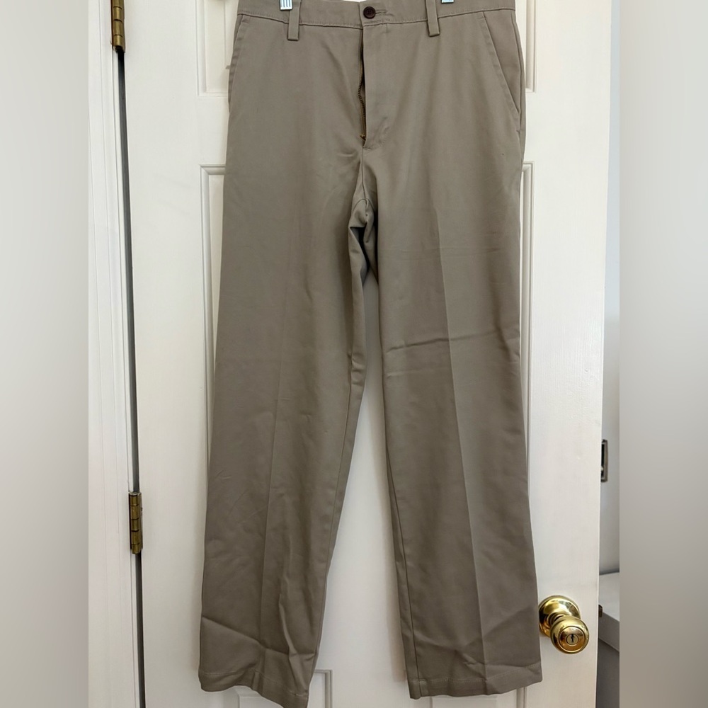 Vineyard Vines men’s khakis, size 30x32